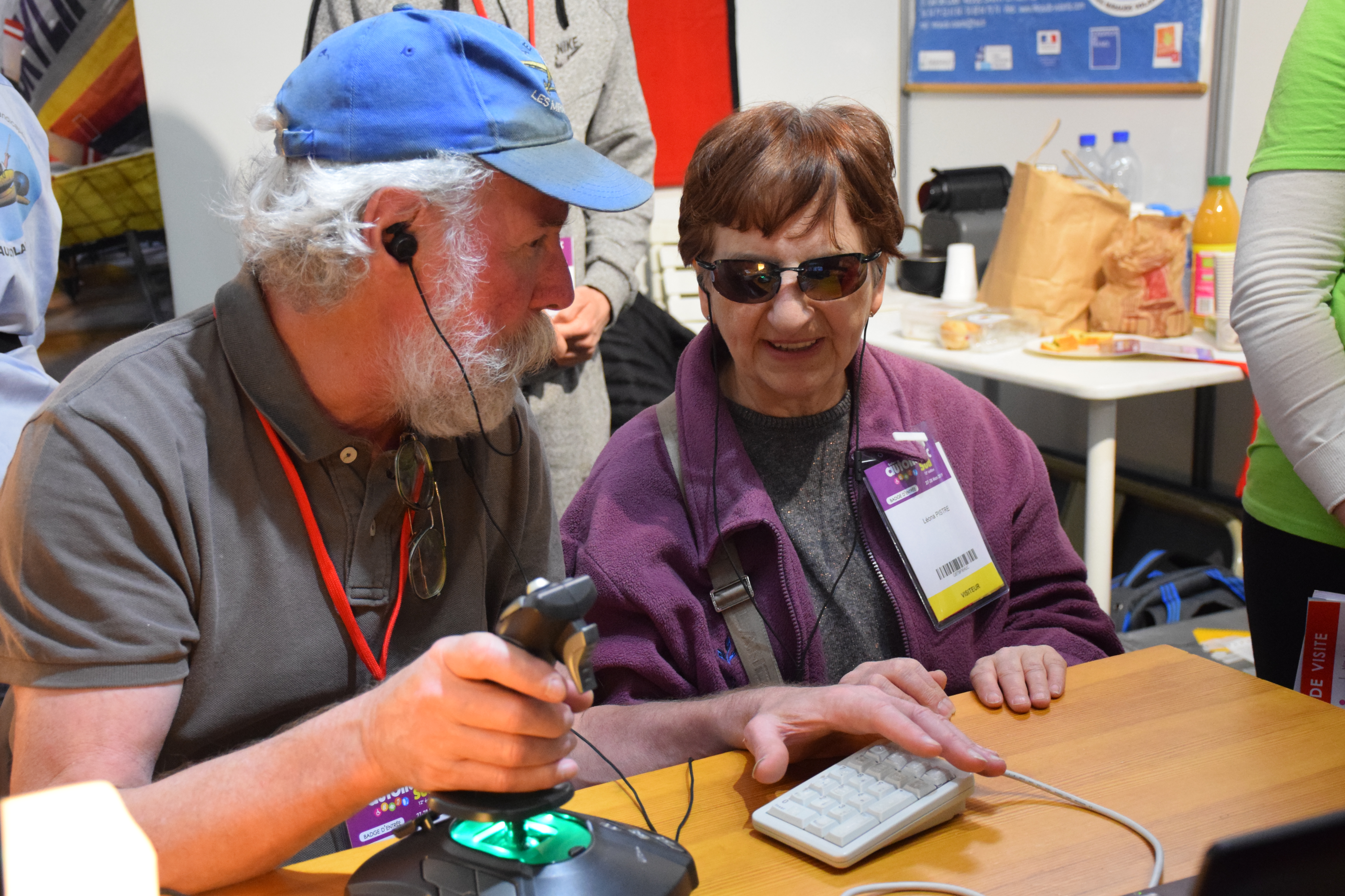 Un miraud volant fait découvrir le simulateur du Soundflyer à une visiteuse aveugle lors du salon autonomic 2019 à Toulouse