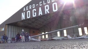 hangar de Nogaro avec un planeur sorti et un groupe autour