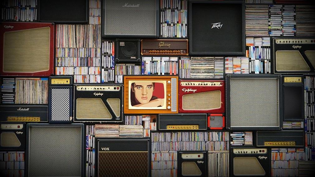 Oeuvre représentant, en dessin, une discothèque composée de cassettes audio, vinyles, disques, divers amplis empilés et alternés, avec, au centre, une petite télévision à l'ancienne représentant une couverture de vinyle d'époque Elvis Presley