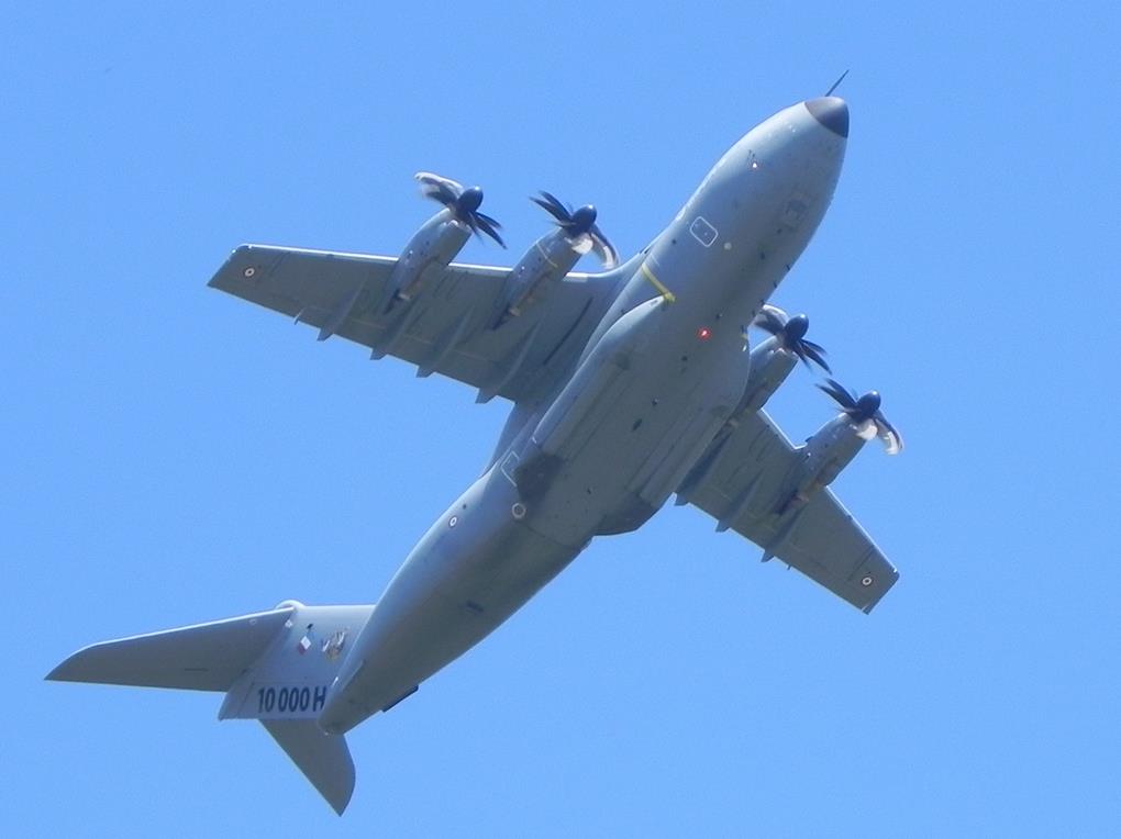 Cette vue, de dessous, d'un Airbus A 400, permet de distinguer sa composition: pointant son nez arrondi vers le ciel, on distingue sur le ciel bleu ses quatre petites hélices qui ornent ses ailes. 