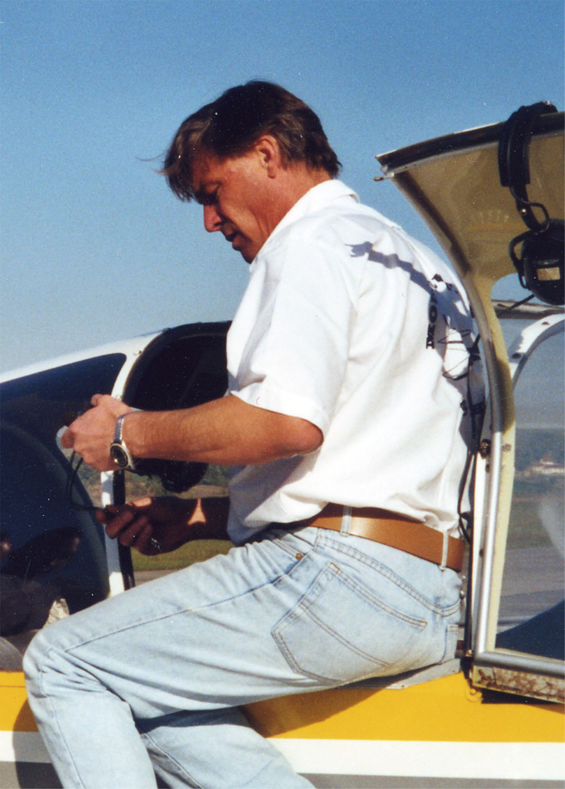 Portrait de Éric VANROYEN, assis de profil à la vitre arrière du cockpit ouvert