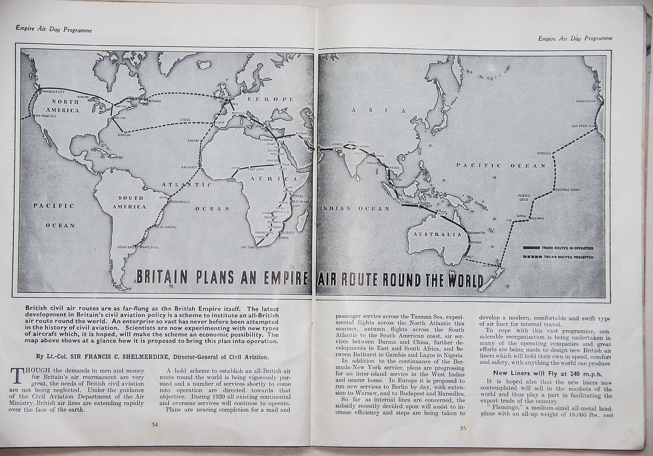 Extrait en double page d'un ancien carnet de vol: une vieille mappemonde avec des annotations et des trajets en pointillés représentant les itinéraires de vol.