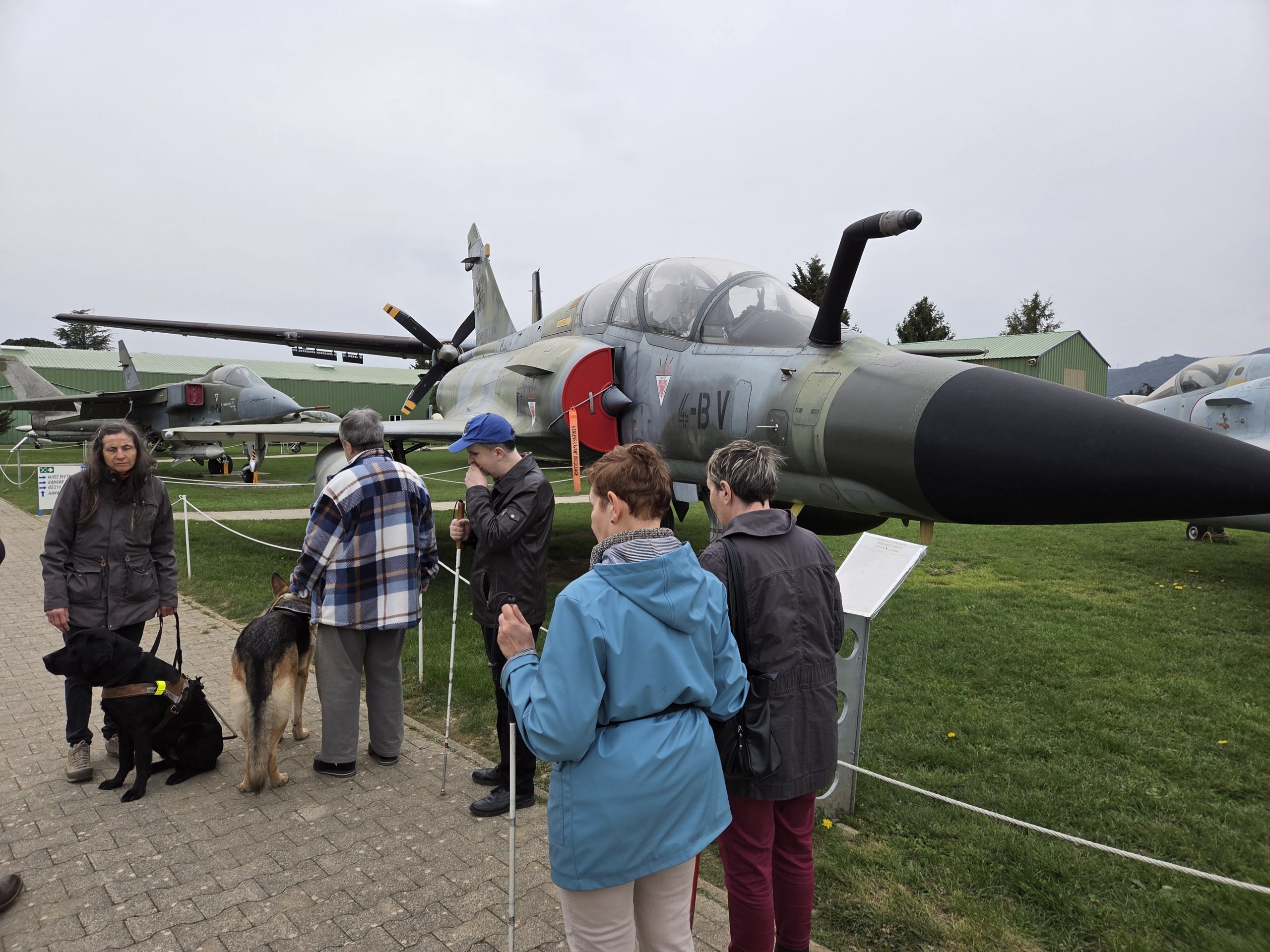 Le groupe des adhérents visiteurs commencent à aller à la rencontre des avions exposés dans l'espace extérieur du Musée.