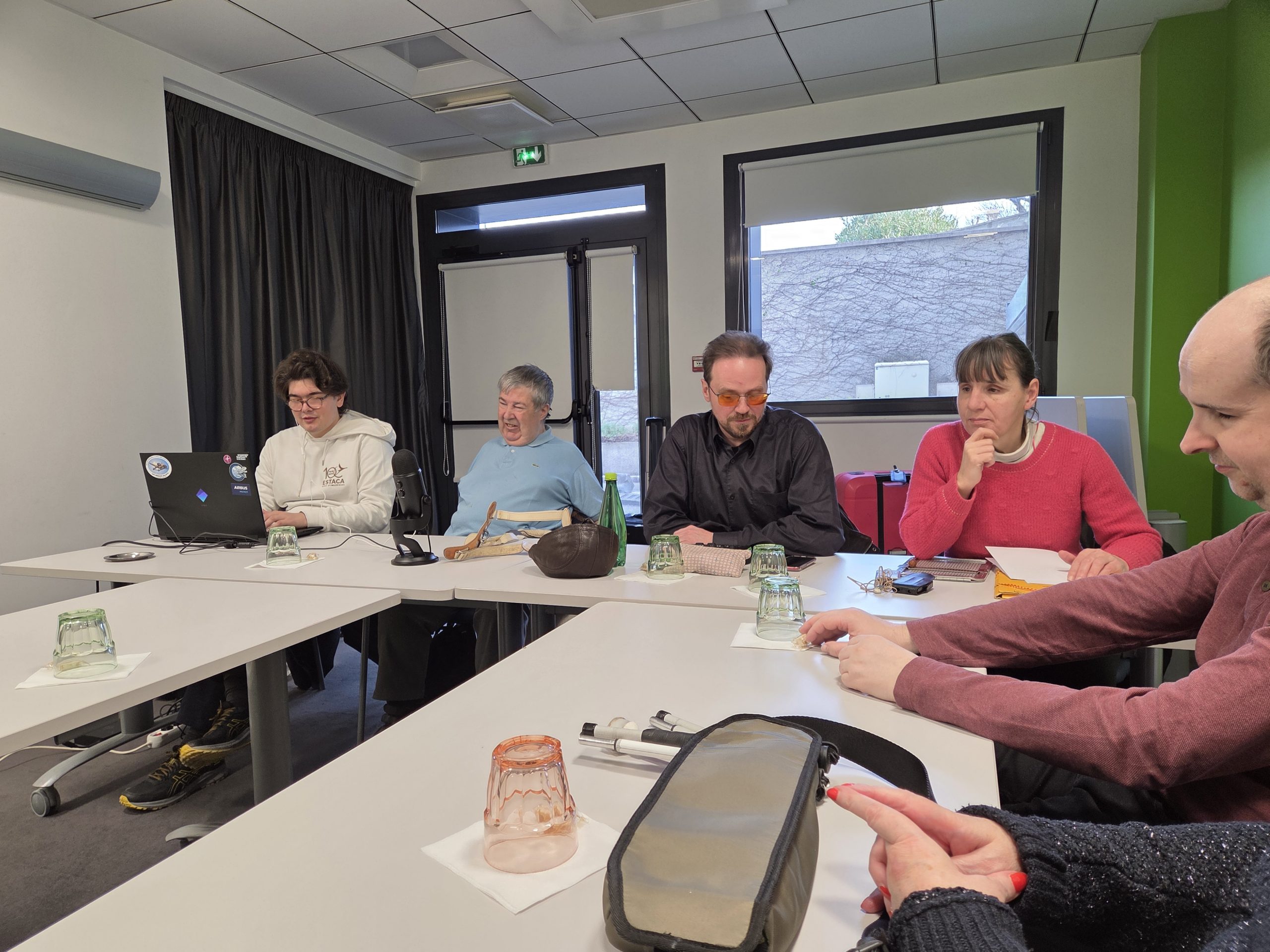 Une partie des membres présents autour d'une table à l'assemblée générale.