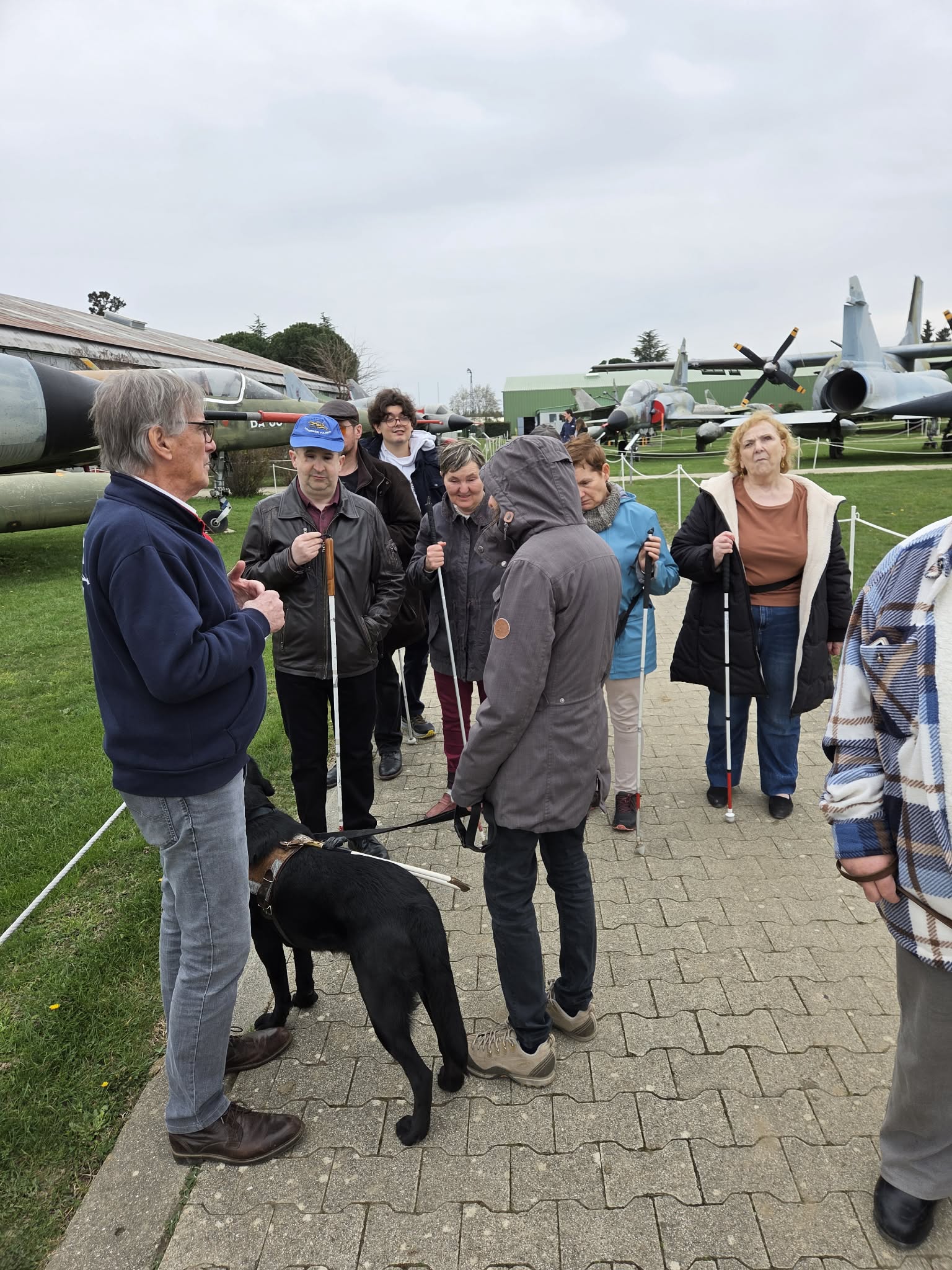 Le groupe, en extérieur, est accueilli par Alain Bès, directeur du Musée en charge de la visite. Il y a Thomas, Quentin, Lucette, Isabelle et Vévé.