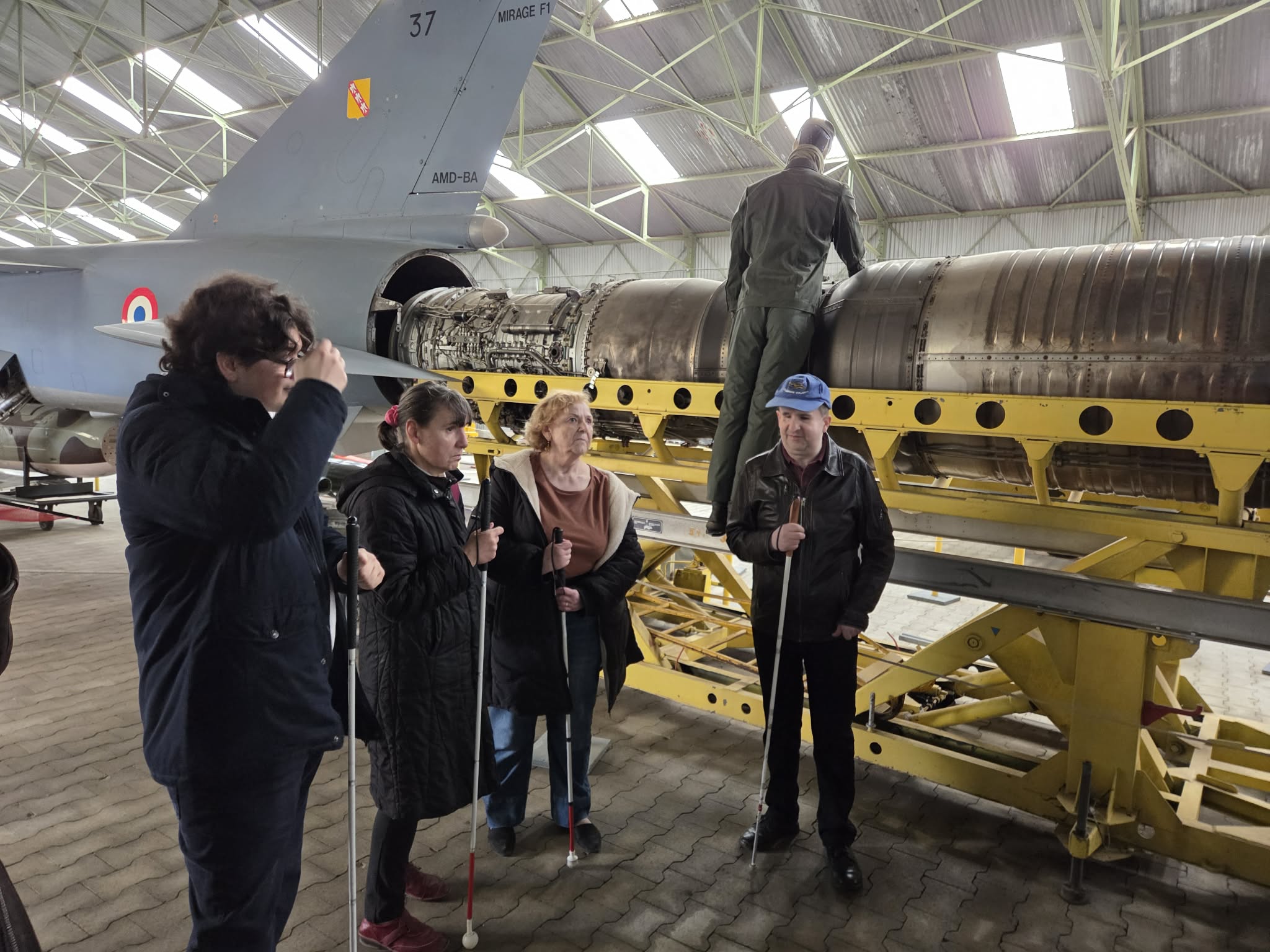 Le groupe, dans le Musée, devant un fuselage démonté, sur lequel un mannequin représente un ouvrier en train de s'affairer.